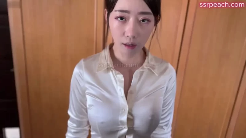 渴望升职的黑丝女下属用湿唇吞吐肉棒口交后，跨骑鸡巴钻入湿润骚穴抽动内射，女下属的骚逼骑得真舒服