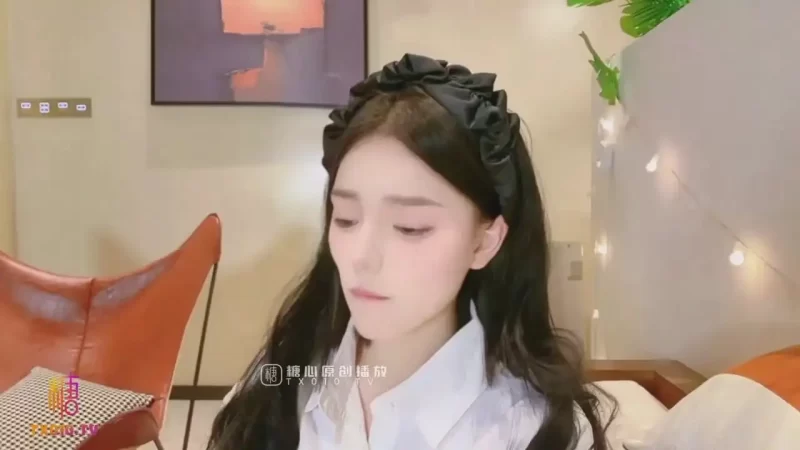 醉酒美乳御姐迷醉扭身，撩裙被鸡巴挤入湿滑骚穴抽插御姐的骚穴
