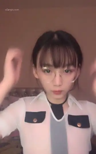 高颜值眼镜萌妹子换上诱人情趣装自慰_拨开丁字裤道具JJ抽插近距离特写_很是诱惑喜欢不要错过